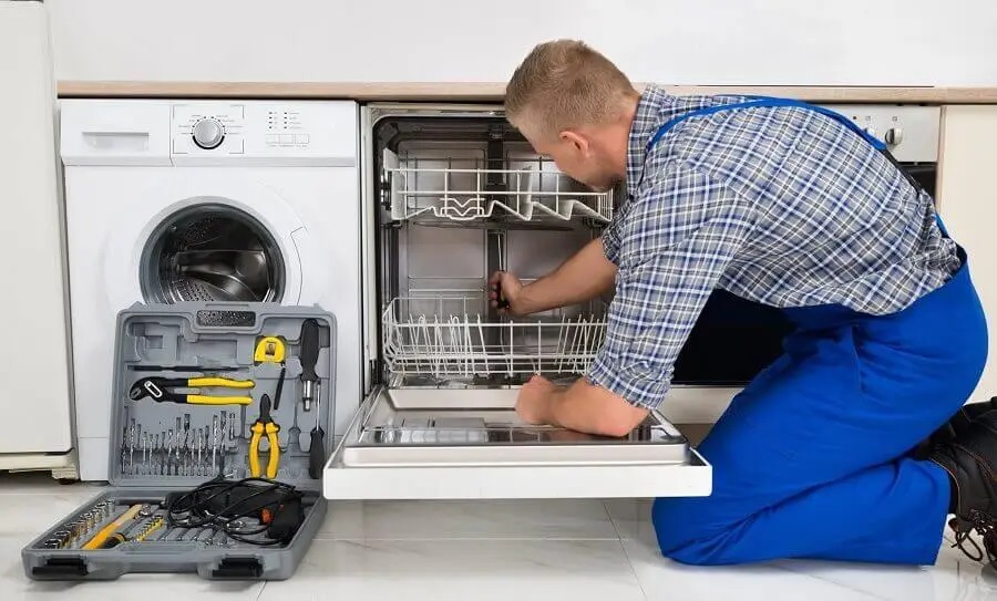 Sapanca Whirlpool servisi teknisyen ekibi beyaz eşya tamiri yaparken